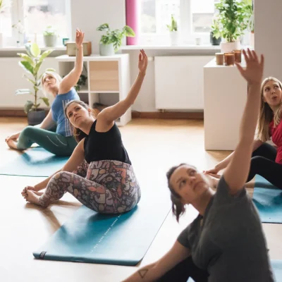 Kobiety w ciązy rozciągają się. Trening w ciąży w Ciałodbanie przeprowadzają doświadczone instruktorki.