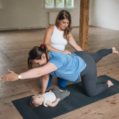 Kobieta po porodzie ćwiczy w Poznaniu na zajęciach indywidualnych. Trenerka Ciałobania przeprowadza trening po porodzie.